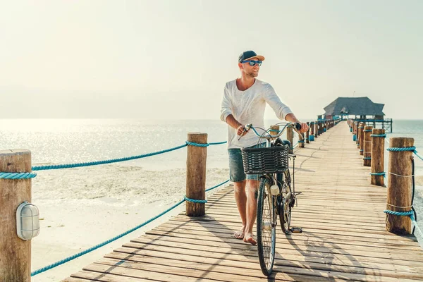 Retrato Homem Feliz Sorrindo Descalço Vestido Com Roupas Leves Verão — Fotografia de Stock