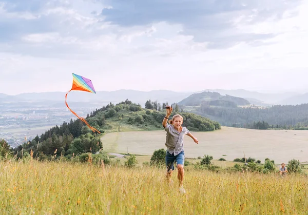 Ragazzo Adolescente Sorridente Con Aquilone Colorato Volante Sul Prato Erba — Foto Stock