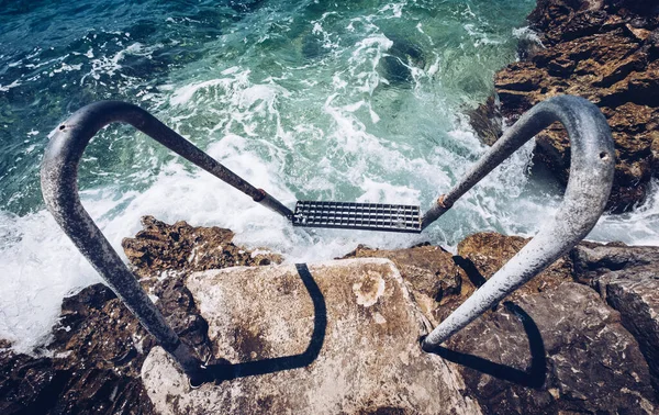 Weitwinkelaufnahme Einer Metallleiter Felsigen Strand Der Von Den Schäumenden Wellen — Stockfoto