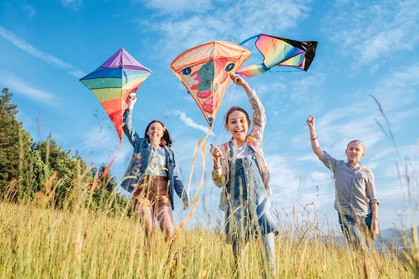 Gils Sorridente Fratello Ragazzo Esecuzione Con Aquiloni Colorati Volanti Sul — Foto Stock