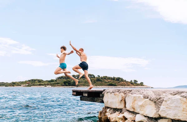 Figlio Con Papà Divertirsi Una Allegra Vacanza Giorni Sulla Costa — Foto Stock