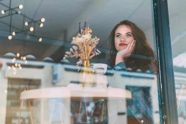 Retrato Triste Rojo Rizado Pelo Largo Chica Caucásica Sentada Mesa — Foto de Stock