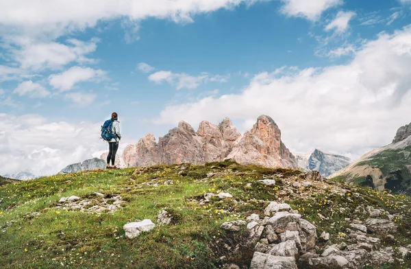 意大利南部蒂罗尔Tre Cime Lavaredo组附近 一位背着背包 在绿山上爬行的女旅行家 欣赏着风景如画的白云石阿尔卑斯山 积极的人与山区概念 — 图库照片