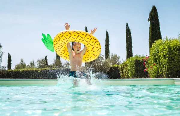 Allegro Ragazzo Urlante Ananas Giallo Anello Gonfiabile Divertirsi Saltare Piscina — Foto Stock