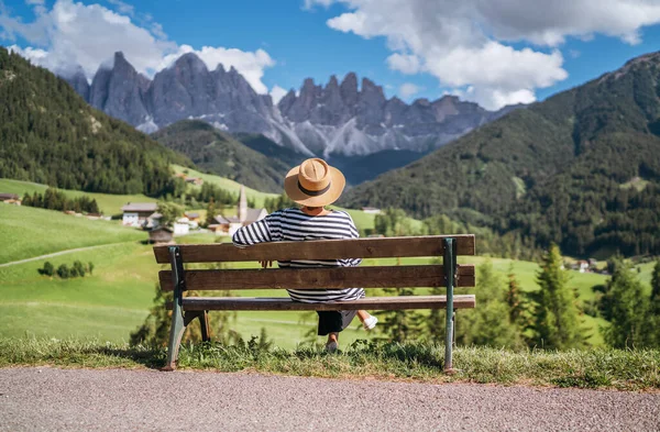 Jeune Femme Habillée Mode Chapeau Paille Assise Sur Banc Profitant — Photo