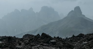 İtalya 'nın Güney Tyrol şehrinde Tre Cime di Lavaredo' da bulunan Dolomite Alpleri 'nin erken sisli ve yağmurlu sabah görüntüsü. Doğada güzellik ve dağ konsepti.