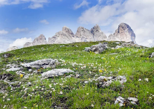 Krajinná Fotografie Zeleného Kopce Malebným Výhledem Dolomitské Alpy Blízkosti Formace — Stock fotografie