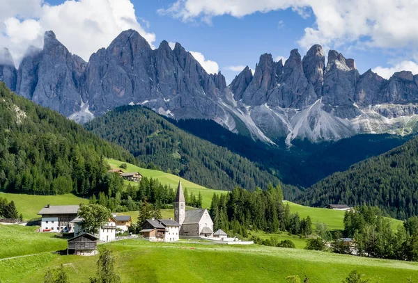 Pohled Vesnici Santa Maddalena Nádhernými Malebnými Vrcholy Dolomitských Alp Údolí — Stock fotografie