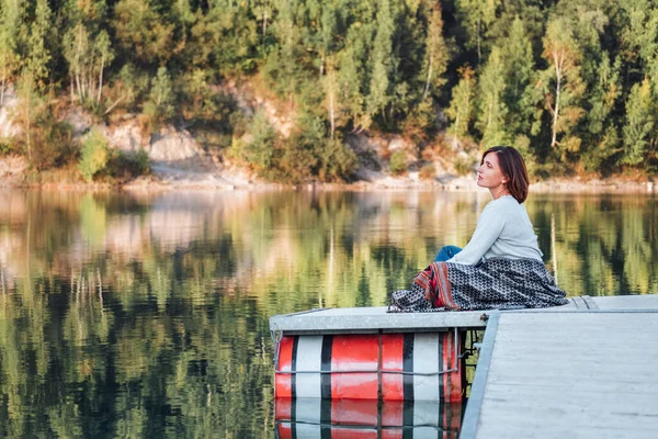 Mujer Mediana Edad Muelle Madera Montaña Disfrutando Aguas Tranquilas Del — Foto de Stock