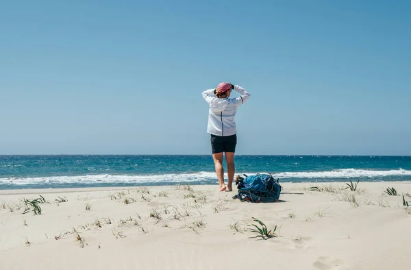 Backpacker Female Patara Sand Dunes Beach Enjoying Windy Mediterranean Sea — Stock Photo, Image