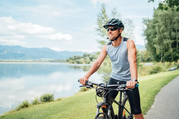Porträt Eines Aufrichtig Lächelnden Mannes Fahrradkleidung Helm Und Sonnenbrille Der — Stockfoto