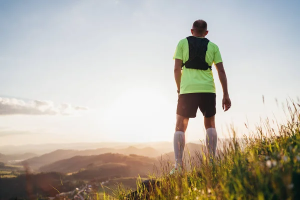 Backview Van Active Mountain Trail Loper Gekleed Helder Shirt Met — Stockfoto