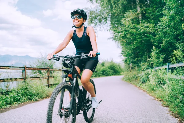 Portrét Šťastné Usměvavé Ženy Oblečené Cyklistických Šatech Helmě Slunečních Brýlích — Stock fotografie