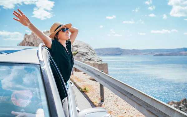 Fröhliches Frauenporträt Das Den Roadtrip Meer Genießt Bekleidet Mit Schwarzem — Stockfoto