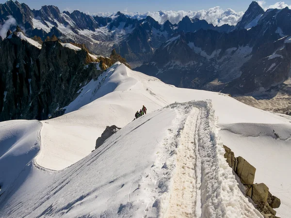 Franse Alpen Bergen Besneeuwde Bergrug Uitzicht Met Silhouetten Van Klimmers — Stockfoto