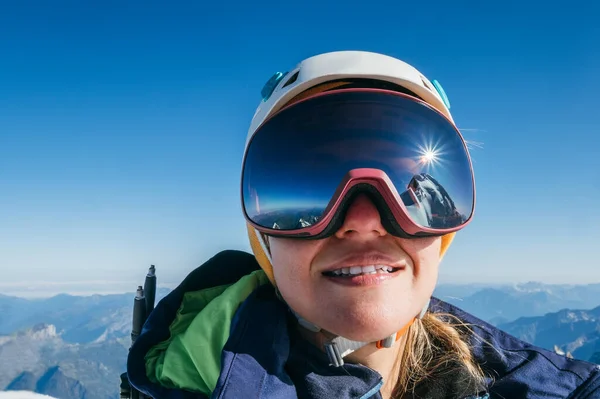 Wysoka Wysokość Alpinistka Uśmiechnięta Kobieta Portret Bezpiecznym Kasku Narciarskim Gogle — Zdjęcie stockowe