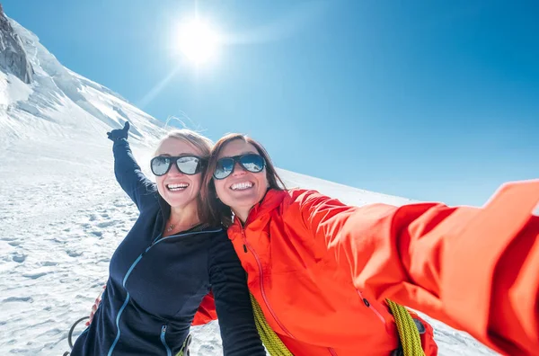 Gelukkig Vrolijk Lachen Omarmen Jonge Vrouwelijke Selfie Portret Terwijl Afdalen — Stockfoto