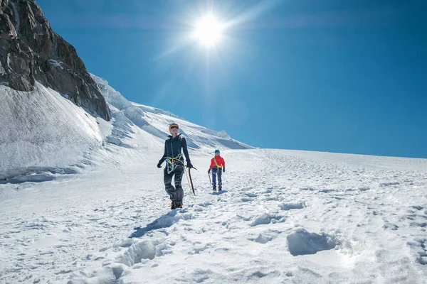 Twee Lachende Jonge Vrouwen Touw Team Dalende Mont Blanc Tacul — Stockfoto