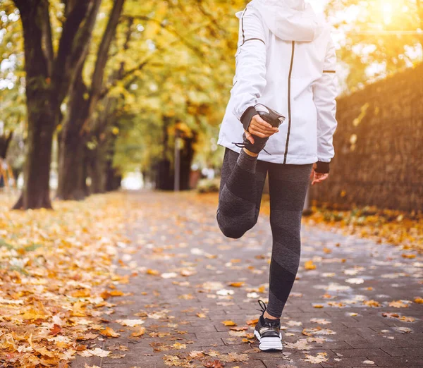 Passar Atletisk Kvinna Som Stretchar Innan Joggar Höstens Stadspark Ung — Stockfoto