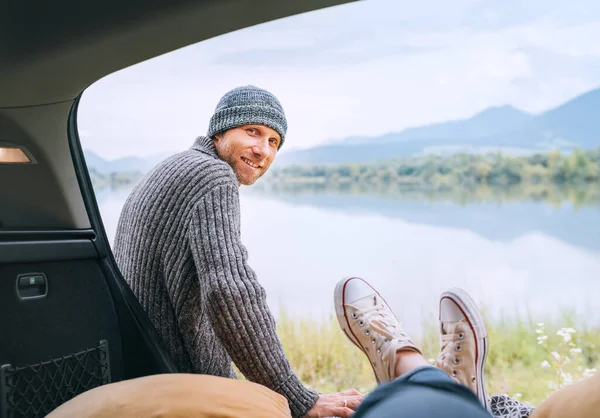 Ein Mann Mittleren Alters Warmer Strickkleidung Neben Dem Auto Lächelt — Stockfoto