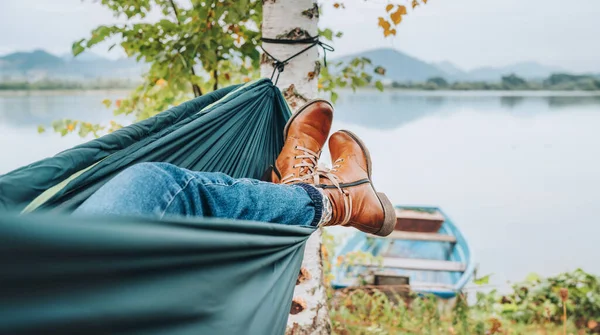 Botas Moda Cuero Mujer Joven Foto Mujer Balanceándose Una Hamaca — Foto de Stock