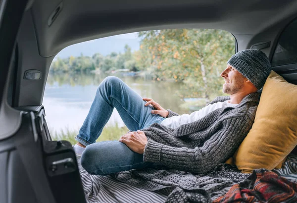 Lächelnder Mann Mittleren Alters Warmer Strickkleidung Und Jeans Liegt Gemütlichen — Stockfoto