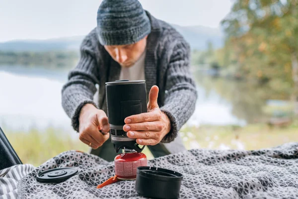 Ein Mann Warmer Strickkleidung Zündet Einen Gasherd Gemütlichen Kofferraum Mit — Stockfoto