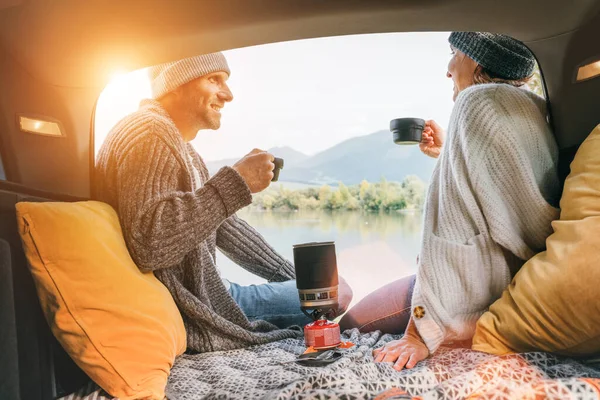 Carro Vista Tronco Bate Papo Casal Vestido Quente Roupas Malha — Fotografia de Stock