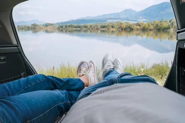 Dos Pares Vaqueros Vestidos Piernas Zapatillas Blancas Pareja Relajándose Baúl — Foto de Stock