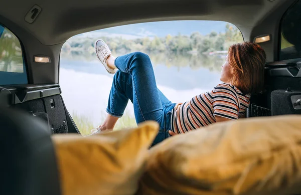 Frau Warmer Ruhiger Kleidung Und Jeans Gemütlichen Kofferraum Liegend Und — Stockfoto