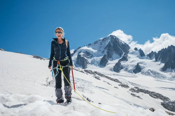 登山ハーネス クランポン サングラス 山岳チームのロープに若い女性の肖像画を誠実に笑って幸せな陽気ながら 彼女は成功した登山の後に下降 幸せなアクティブ人のイメージ — ストック写真