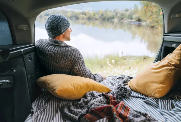 Homme Vêtu Vêtements Tricotés Chauds Assis Dans Coffre Confortable Camping — Photo