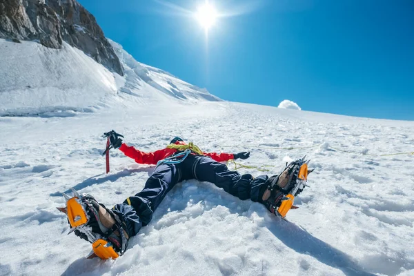 Moe Uitgeput Klimmer Liggend Onder Mont Blanc Tacul Berg Brede — Stockfoto