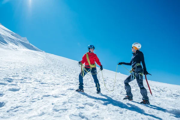 2人の若い女性に笑うロープチームは雪の斜面に氷の斧で4248Mの登山服を着てモンブラン タクル山頂を登ります 人々極端な活動スポーティなコンセプトイメージ — ストック写真