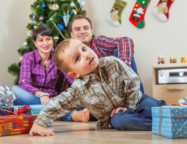 Rodina pod vánoční stromeček doma — Stock fotografie