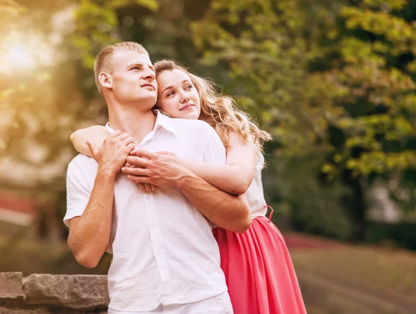 Jeune couple embrassant — Photo