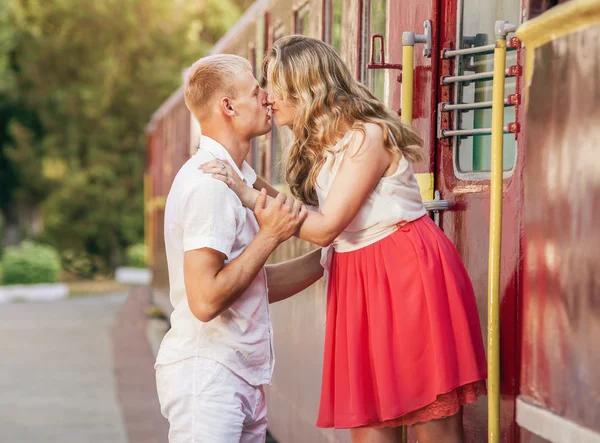 Casal beijando perto de trem — Fotografia de Stock