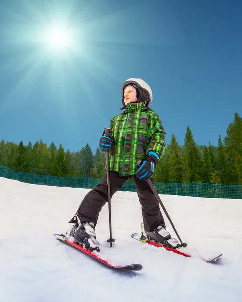 Kleine skiër in hemel bergresort — Stockfoto