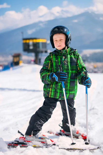 Junge im vollständigen Skiausrüstung — Stockfoto