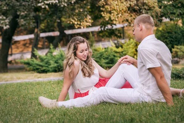 Pareja amorosa tierna escena en el parque — Foto de Stock