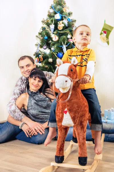 Família sob a árvore de Natal — Fotografia de Stock