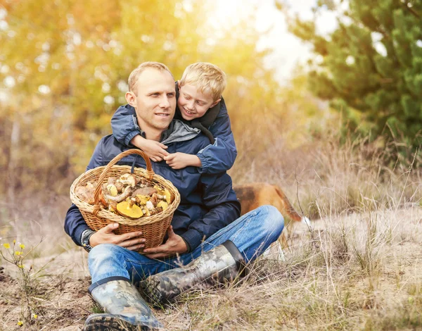 Vater mit Sohn Rest in der herbstliche Wald — Stockfoto