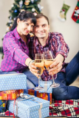 Noel ağacının altında Çift