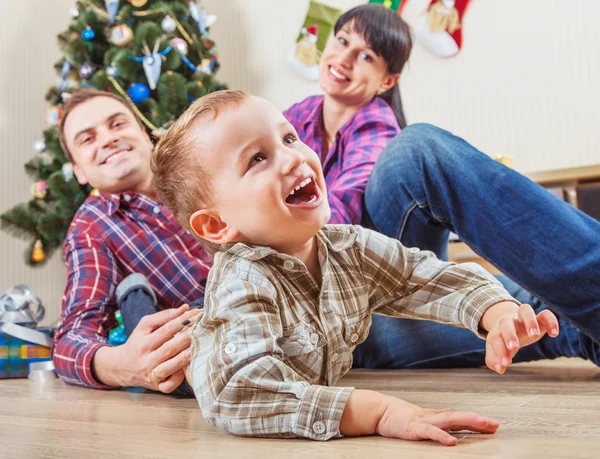 Famiglia nel periodo natalizio — Foto Stock