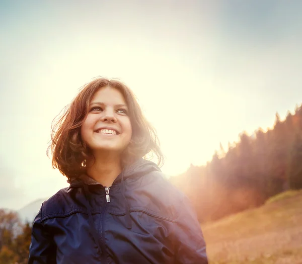 Jonge vrouw in zonsondergang licht — Stockfoto