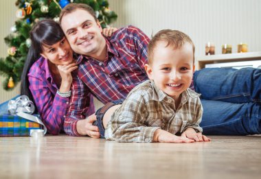 Aile Noel ağacının altında
