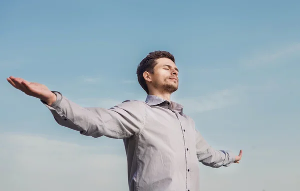 Retrato de hombre sobre cielo azul — Foto de Stock