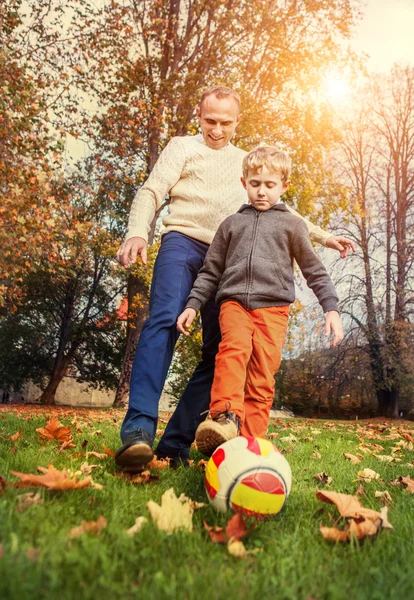 Vader en zoon spelen in het voetbal — Stockfoto