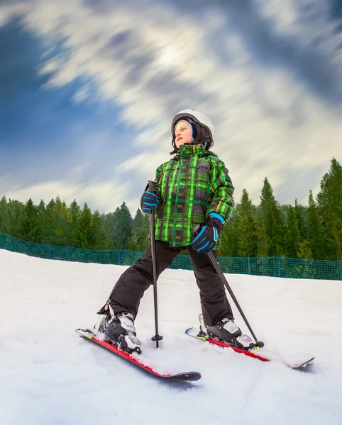 Pequeño esquiador en complejo cielo de montaña —  Fotos de Stock