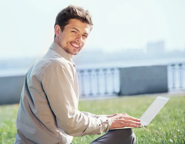 Man with laptop outdoor — Stock Photo, Image